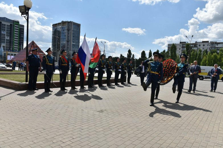 Чрезвычайный и Полномочный Посол Республики Беларусь в РФ Александр Рогожник, возложение