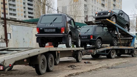 Правительство Воронежской области передало военным 7 автомобилей Niva