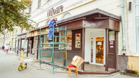 В центре Воронежа сносят веранду кафе «Моне»: видео