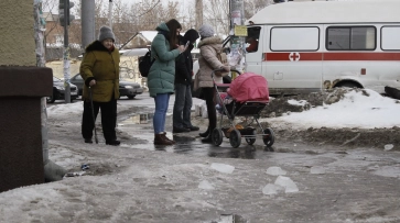 Воронежскую пенсионерку госпитализировали после падения глыбы льда у остановки