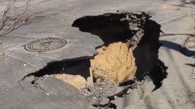 Асфальт провалился на перекрестке в Воронеже из-за засора в колодце