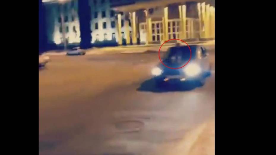 В Воронеже полиция заинтересовалась видео дрифтующей машины с человеком на капоте 