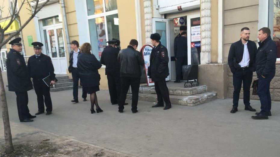 Воронежцы сообщили о скоплении полицейских у офиса микрозаймов