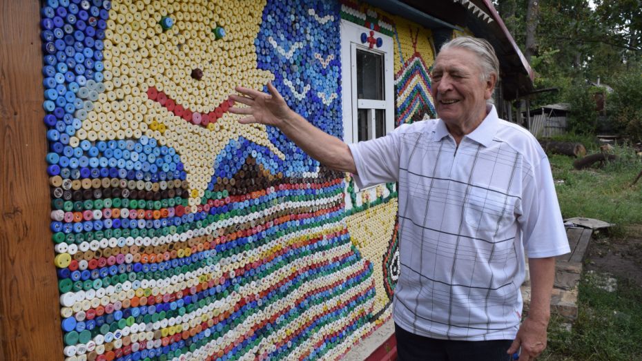 Дешево и красиво. Воронежский проектировщик в 85 лет создает мозаичные панно из пробок