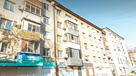 Отвалившийся шифер оставил жильцов 5-этажки в центре Воронежа без крыши над головой
