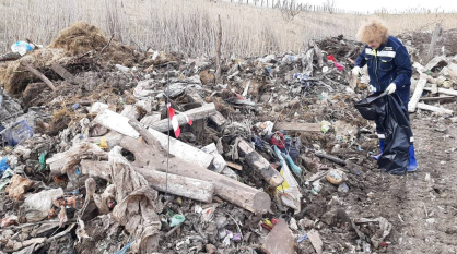Горы мусора 2-метровой высоты обнаружили на незаконной свалке в воронежском селе