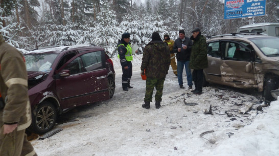 Под Воронежем автоледи пострадала в массовом ДТП