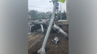 В Воронеже Volkswagen врезался в столб и перевернулся