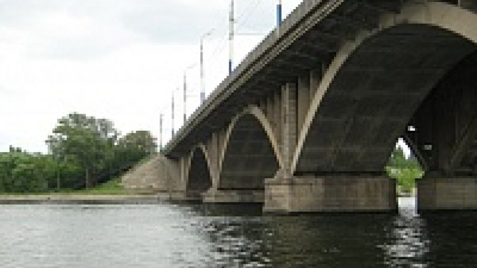 ДТП на Вогрэсовском мосту в Воронеже спровоцировало серьезную пробку 