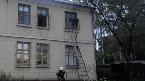 Неизвестные бросили «коктейль Молотова» в окно многоквартирного дома в Воронеже