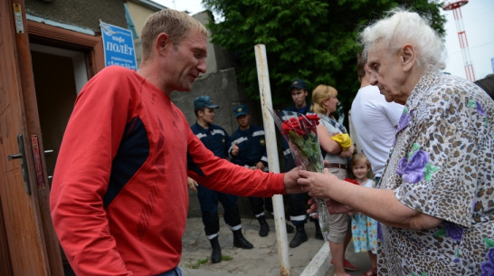 Временных переселенцев с Украины в воронежском аэропорту встретили с цветами 