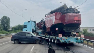 Под Воронежем «Лада» врезалась в грузовик, перевозящий сельхозтехнику: пострадали 2 человека