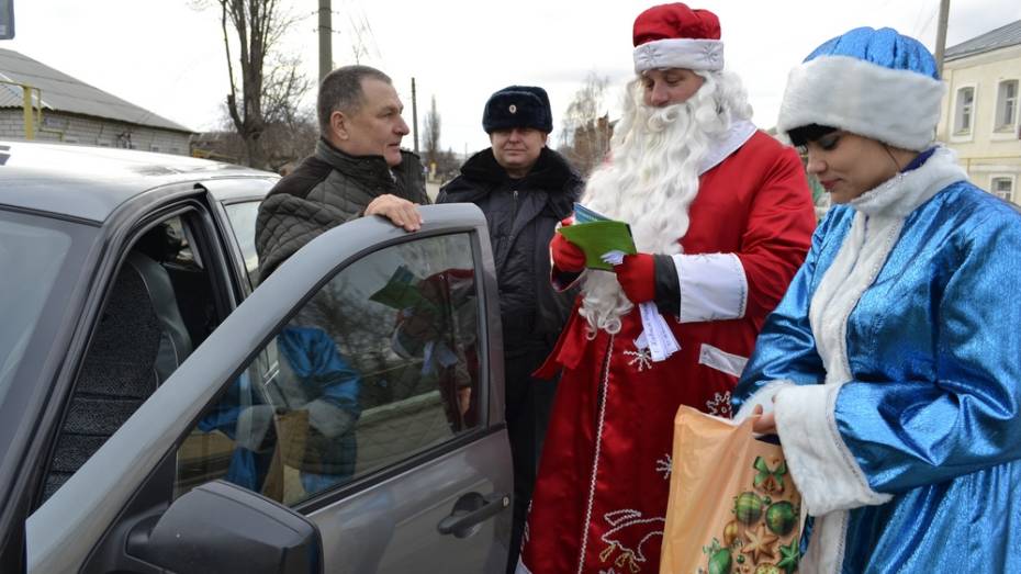 Богучарским водителям подарили брошюру ПДД и мандарины