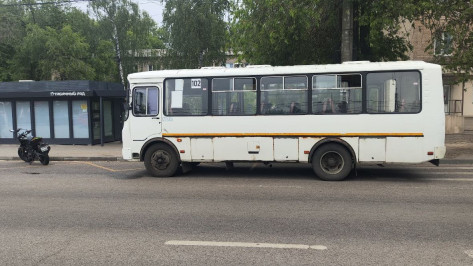 Отбросило на автобус: в Воронеже подросток на мотоцикле сбил женщину с ребенком