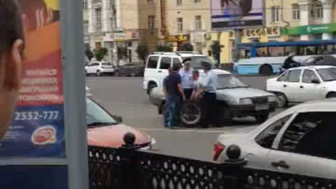 Полицейский и водитель попали в больницу после драки на дороге в центре Воронежа 