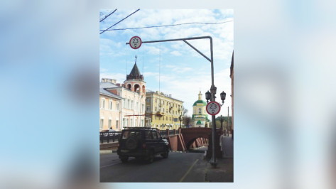В Воронеже перед Каменным мостом установили ограничители для невнимательных водителей
