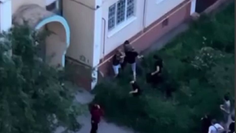 Массовую драку во дворе многоэтажки сняли на видео в Воронеже