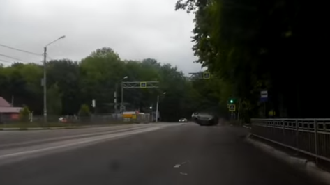 В сети появилось видео с перевернувшейся иномаркой в Воронеже