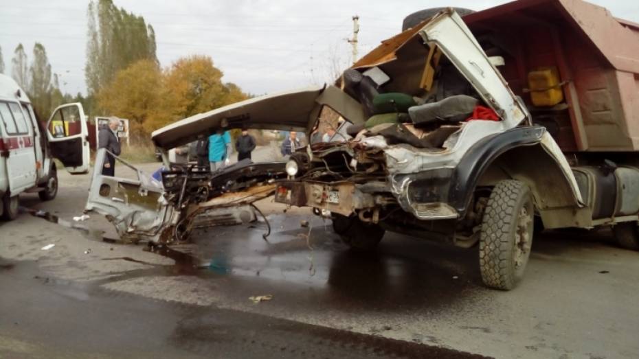 В Воронеже столкнулись два «КАМАЗа»: пострадал 58-летний водитель