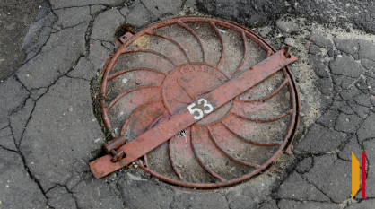 Воронежец упал в люк и ушибся головой, но его спасла девушка на Nissan Almera