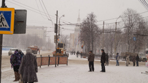 На воронежской площади Ленина власти временно запретили остановку и парковку