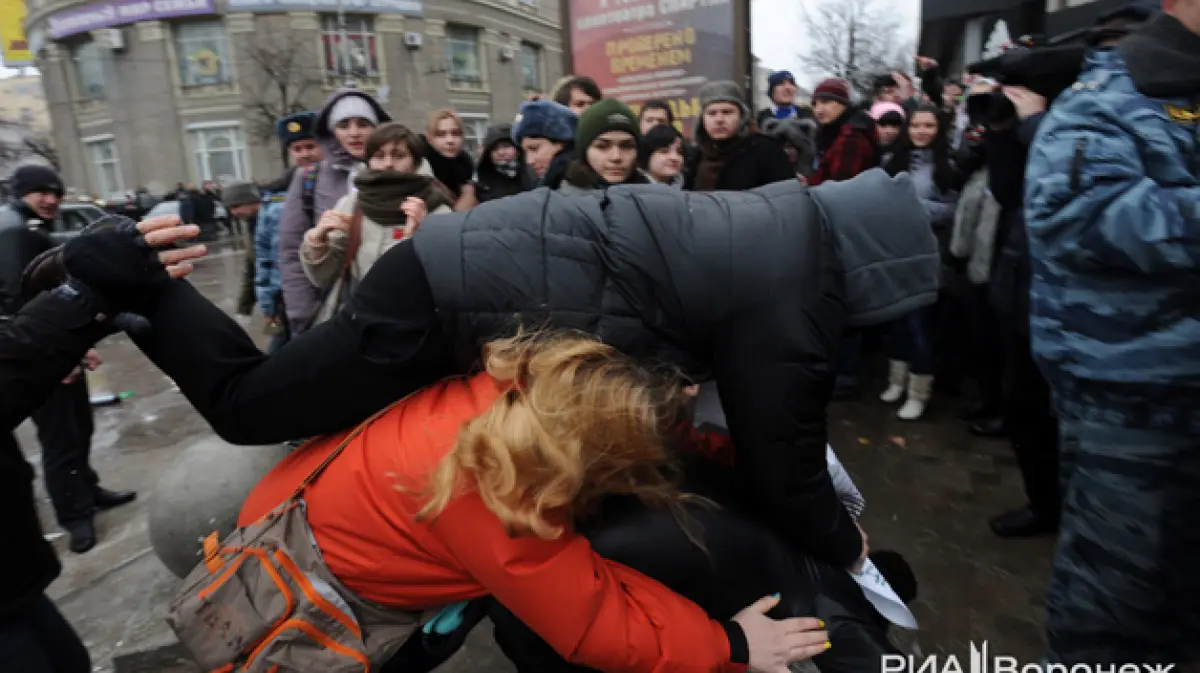 В Воронеже пикет против закона о пропаганде гомосексуализма закончился  избиением ЛГБТ-активистов