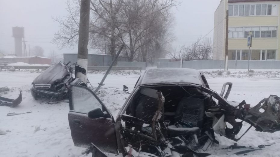 Иномарку разорвало пополам после столкновения с опорой ЛЭП в Воронежской области