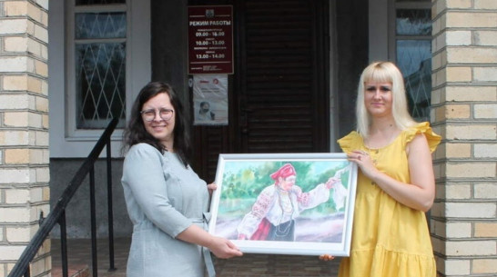 Уроженка Репьевки подарила районному краеведческому музею 21 акварельную картину