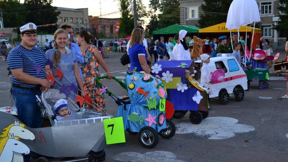 В Грибановке прошел парад колясок