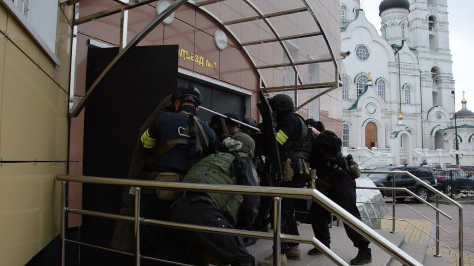 В Воронеже силовики обезвредили захвативших облсуд «террористов»