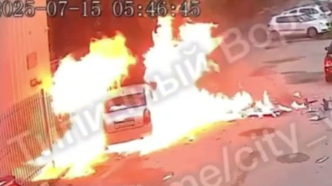 Падение беспилотника на машину в центре Воронежа сняли на видео