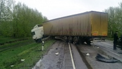 Три человека погибли в ДТП с тремя грузовиками и «Ладой» в Воронежской области