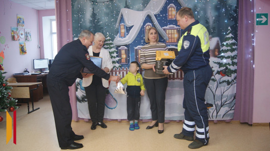 Воробьевский социально-реабилитационный центр получил новогодние подарки от полицейских