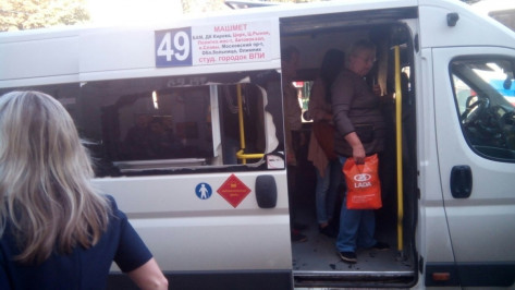 В Воронеже пассажиры застряли в маршрутке из-за заклинившей двери