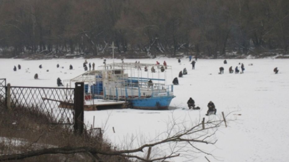 Воронежские спасатели начали штрафовать рыбаков за нарушение правил выхода на лед