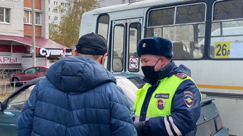 Водитель маршрутки без прав попался ГИБДД в Воронеже