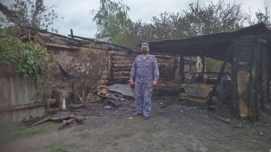 Офицер Росгвардии спас мать с 5 детьми при пожаре в Таловском районе