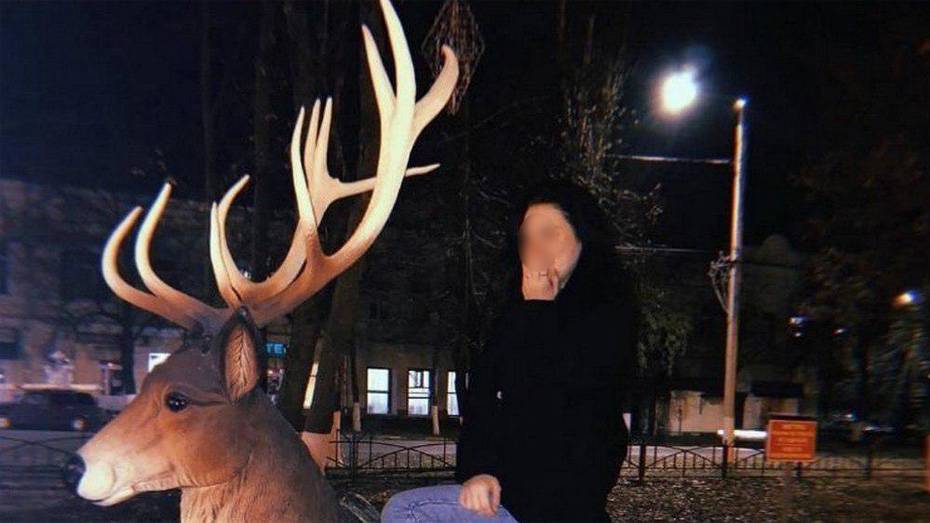 Борисоглебцев возмутило фото неизвестной девушки на декоративном олене в центральном сквере