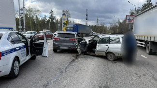 В Воронеже KIA столкнулась с КамАЗом, вылетела на встречку и врезалась в ВАЗ