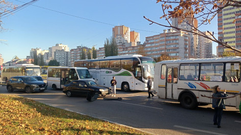 Автобус городского маршрута №95 столкнулся с легковым автомобилем в Воронеже