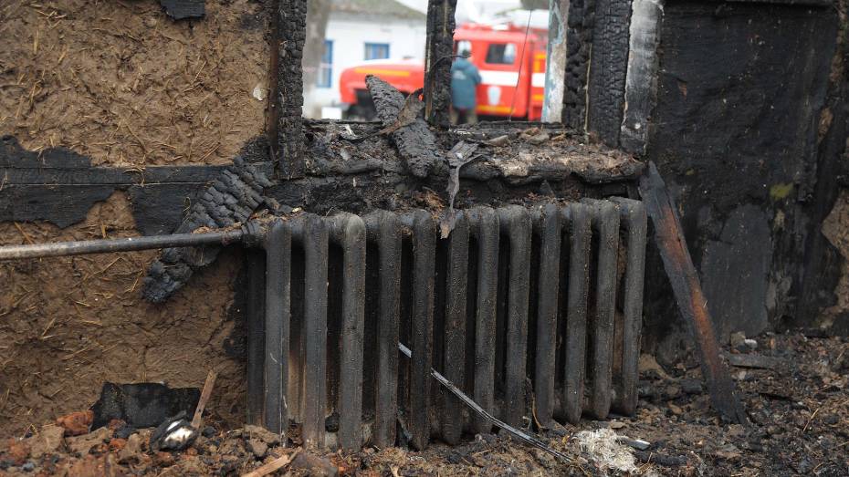 Труп мужчины нашли на месте пожара в селе под Воронежем