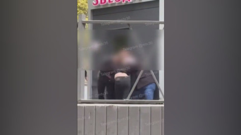 Драку женщин возле кафе в Левобережном районе Воронежа сняли на видео