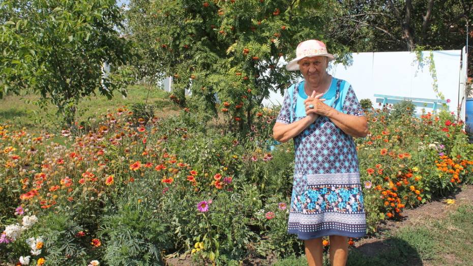 Жительница хохольского села Гремячье вырастила цветы в память о моряках подлодки «Курск»