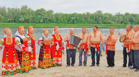 Бутурлиновцы спели песни над Доном