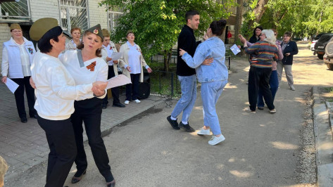 «Серебряные» волонтеры Воронежа провели песенный флешмоб и благотворительную акцию к 9 Мая