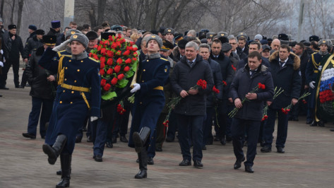 Губернатор возложил цветы к Вечному огню на братской могиле в Воронеже