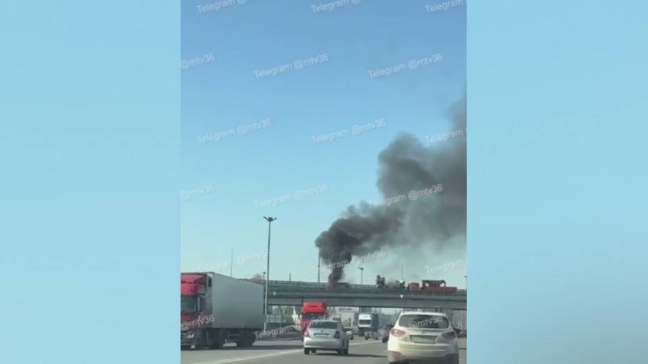 В Воронеже днем 13 марта на мосту загорелась «Газель»