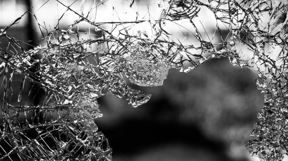 Житель Воронежской области разбил доской стекло чужой машины 