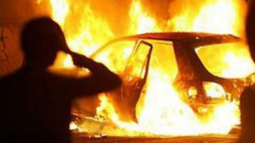 В Павловске по неизвестным причинам загорелся автомобиль