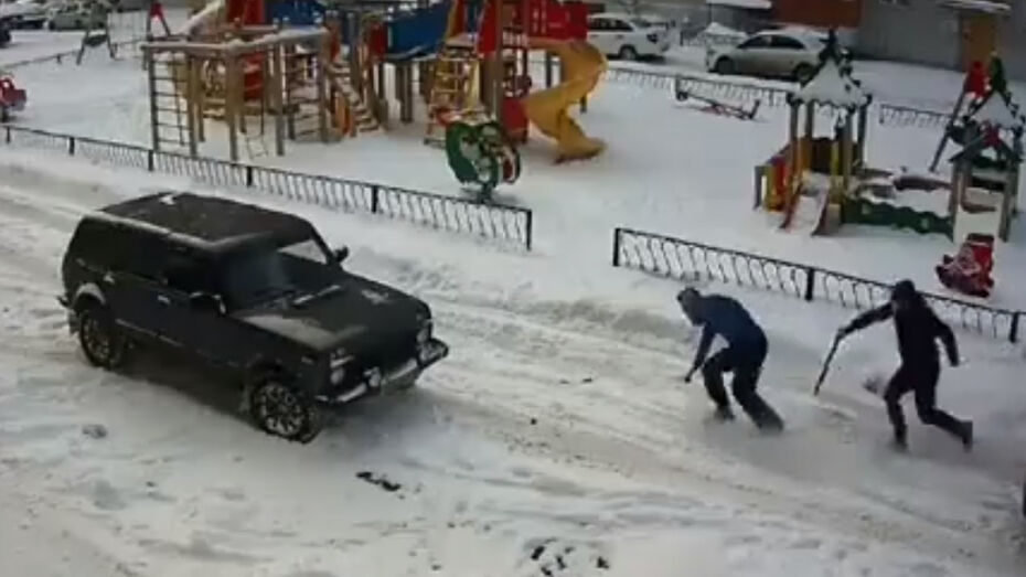 На видео попало избиение водителя битой в Воронеже